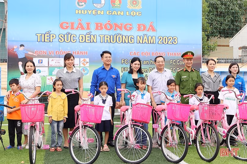 Khởi tranh giải bóng đá gây quỹ cho học sinh nghèo Can Lộc