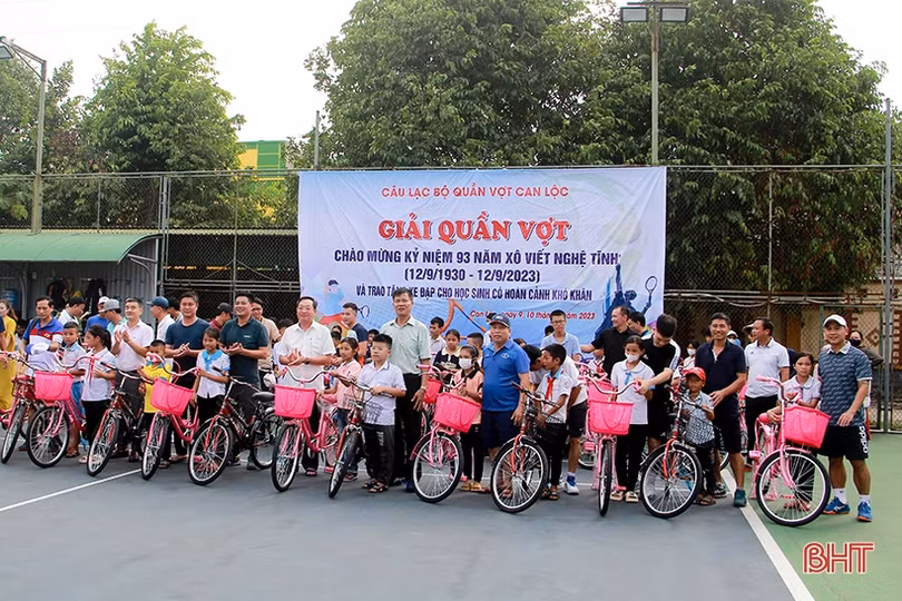 Trao 60 xe đạp cho học sinh nghèo học giỏi
