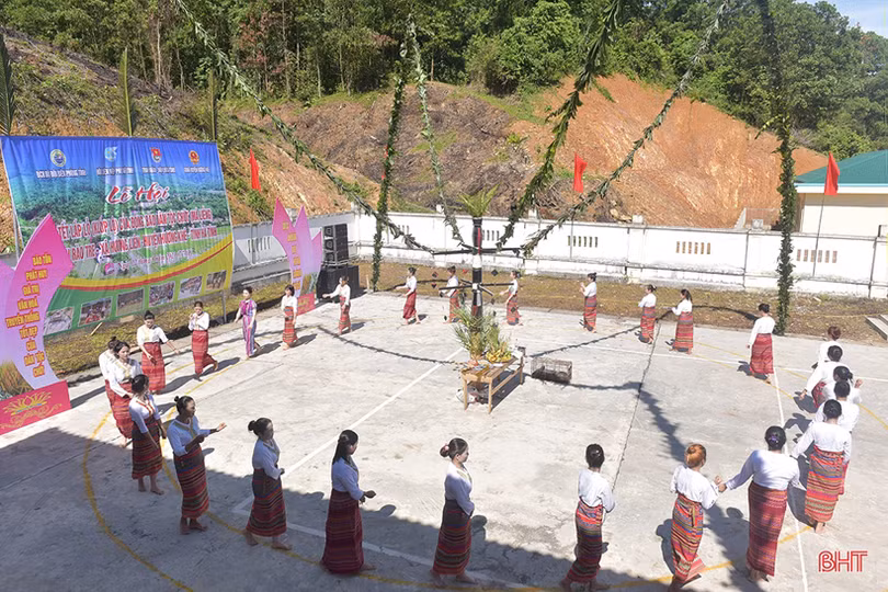 Thăm bản Cà Đay
