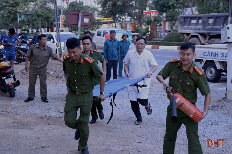 Tổ liên gia ở Hà Tĩnh diễn tập phòng cháy, chữa cháy trong đêm
