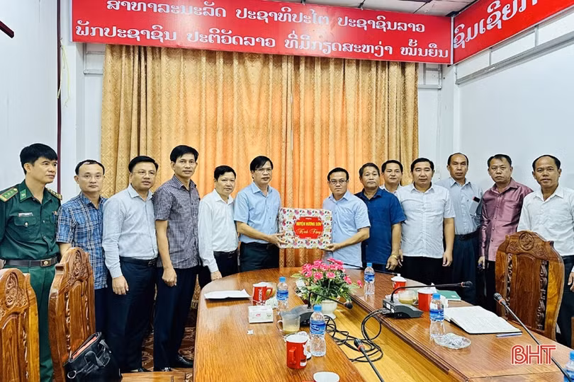 Huyện biên giới Hà Tĩnh hỗ trợ hơn 100 triệu đồng giúp địa phương của Lào khắc phục hậu quả thiên tai