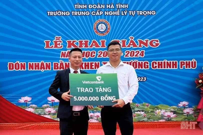Vietcombank Hà Tĩnh dành 300 triệu đồng tặng học sinh khó khăn 