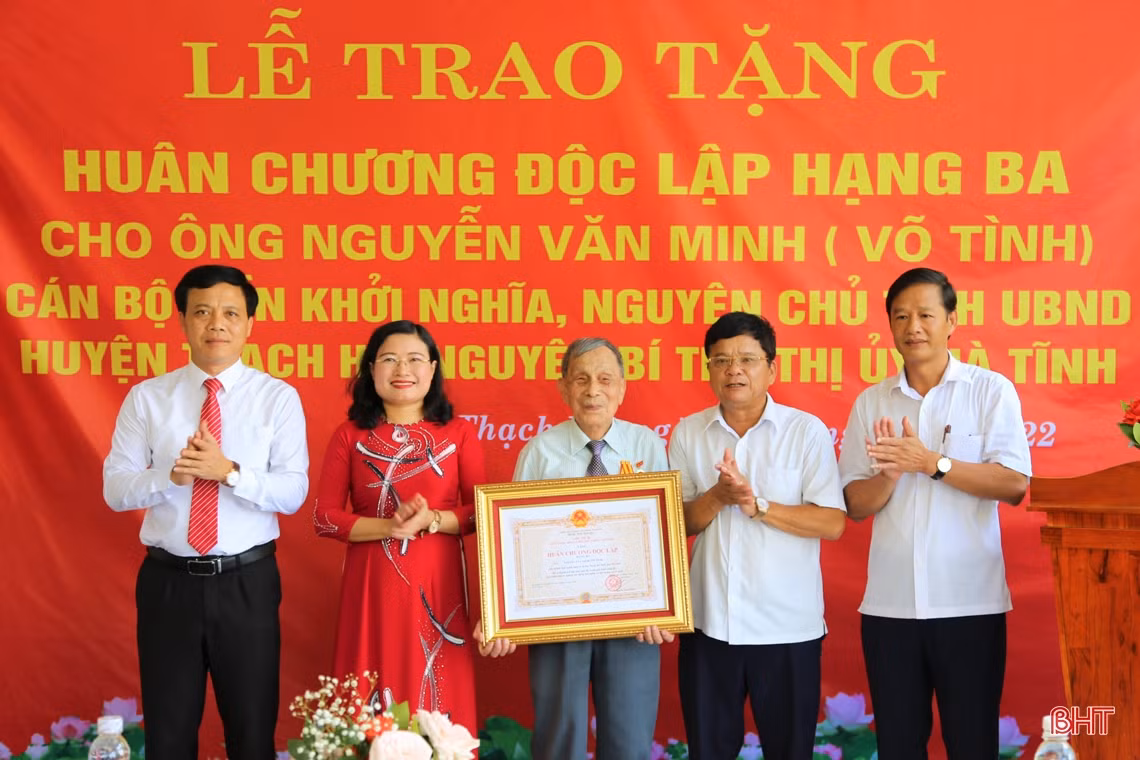 Trao tặng Huân chương Độc lập hạng Ba cho nguyên Bí thư Thị ủy Hà Tĩnh Nguyễn Văn Minh