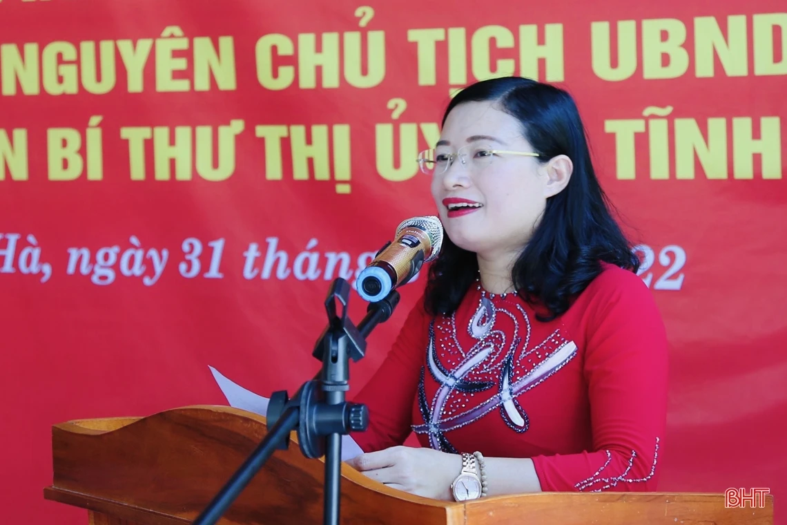 Trao tặng Huân chương Độc lập hạng Ba cho nguyên Bí thư Thị ủy Hà Tĩnh Nguyễn Văn Minh