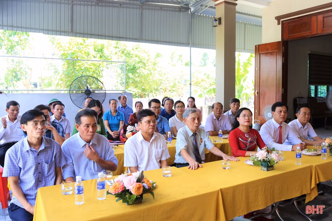 Trao tặng Huân chương Độc lập hạng Ba cho nguyên Bí thư Thị ủy Hà Tĩnh Nguyễn Văn Minh