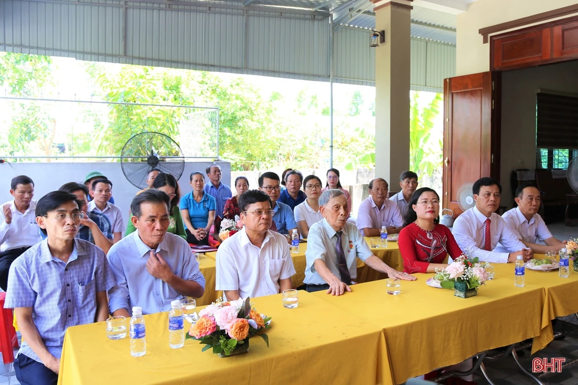 Trao tặng Huân chương Độc lập hạng Ba cho nguyên Bí thư Thị ủy Hà Tĩnh Nguyễn Văn Minh