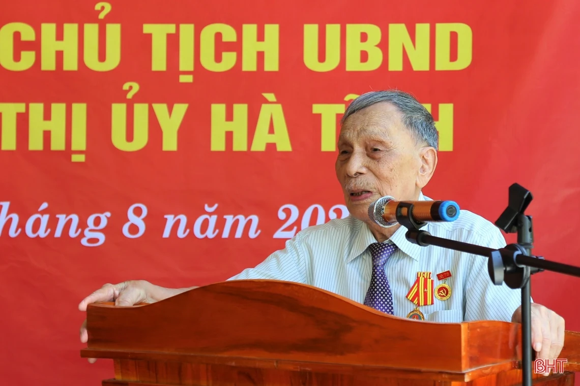 Trao tặng Huân chương Độc lập hạng Ba cho nguyên Bí thư Thị ủy Hà Tĩnh Nguyễn Văn Minh