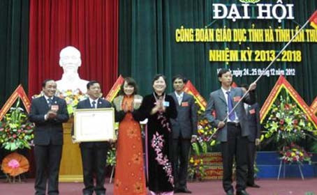 Thừa ủy quyền Chủ tịch nước, đồng chí Trần Thị Kim Hoa đã trao tặng Huân chương Lao động Hạng Ba cho công đoàn Ngành GD&ĐT