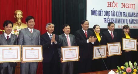 Bí thư Tỉnh ủy Nguyễn Thanh Bình và Chủ nhiệm UBKT Tỉnh ủy Hà Văn Thạch trao bằng khen cho các tập thể có thành tích xuất sắc trong công tác kiểm tra, giám sát của Đảng Bí thư Tỉnh ủy Nguyễn Thanh Bình và Chủ nhiệm UBKT Tỉnh ủy Hà Văn Thạch trao bằng khen cho các tập thể có thành tích xuất sắc trong công tác kiểm tra, giám sát của Đảng