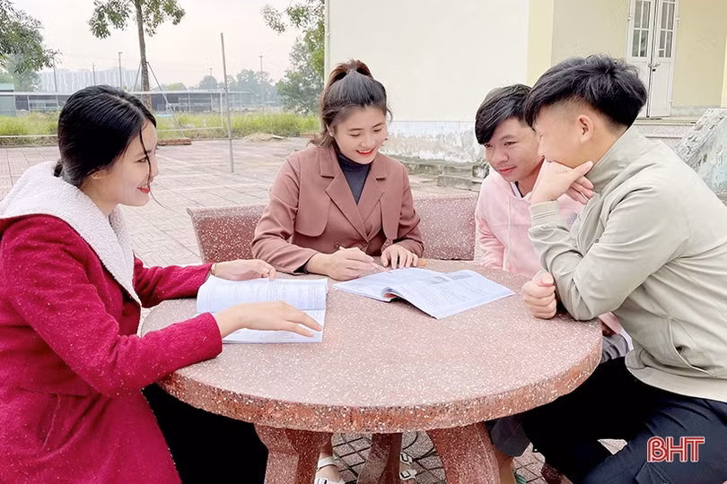 Nữ sinh trường y Hà Tĩnh ham học, say mê tình nguyện