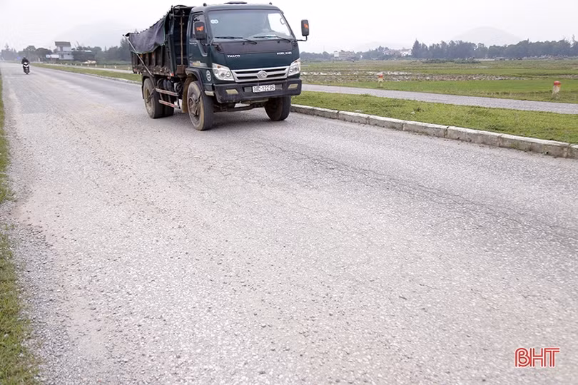 Quốc lộ 15B qua Cẩm Xuyên xuống cấp nghiêm trọng, nguy cơ xảy ra tai nạn