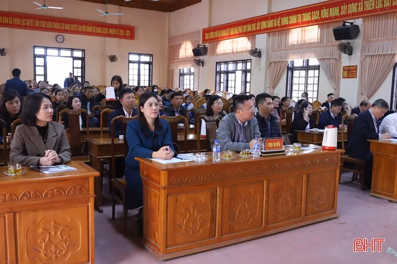 BHXH Việt Nam tặng sổ, thẻ bảo hiểm cho người dân khó khăn huyện Can Lộc