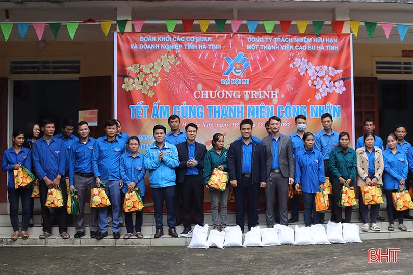 Tết ấm cùng thanh niên công nhân cao su Hà Tĩnh