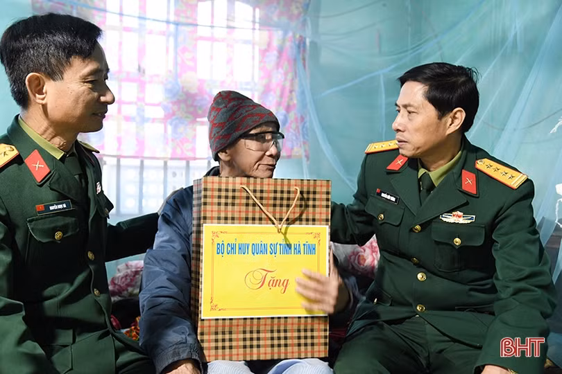 Bộ CHQS tỉnh Hà Tĩnh thăm, tặng quà các gia đình chính sách, Mẹ Việt Nam anh hùng