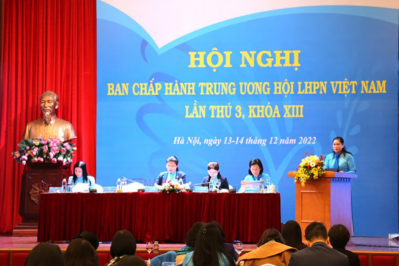 Hội LHPN Hà Tĩnh nhận cờ thi đua của Trung ương Hội LHPN Việt Nam