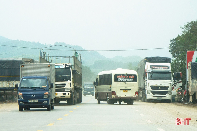 Xe tải “tiện đâu đậu đấy” ở cổng B Khu kinh tế Cầu Treo