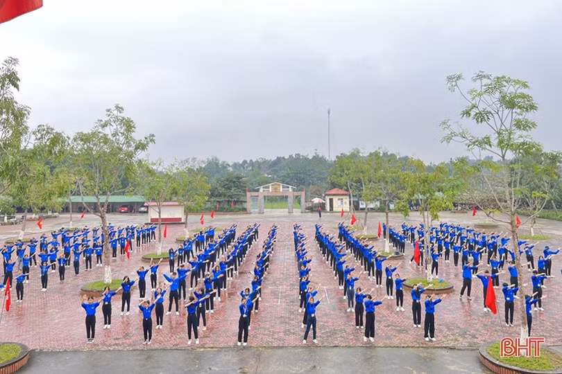 ĐVTN Hà Tĩnh đồng diễn dân vũ chào mừng Đại hội Đoàn toàn quốc