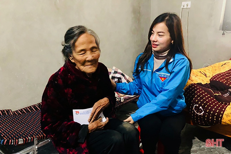 Trao 40 suất quà cho gia đình khó khăn ở Nghi Xuân