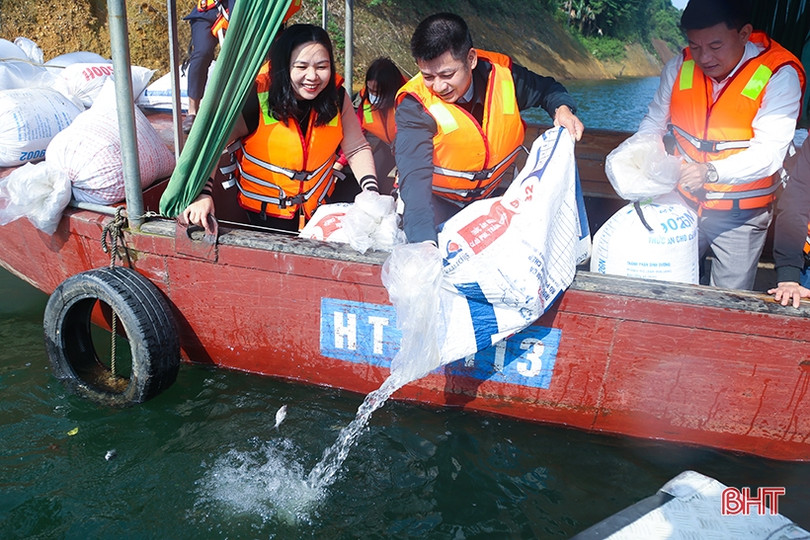 Thả gần 2,4 tấn cá giống xuống hồ Ngàn Trươi