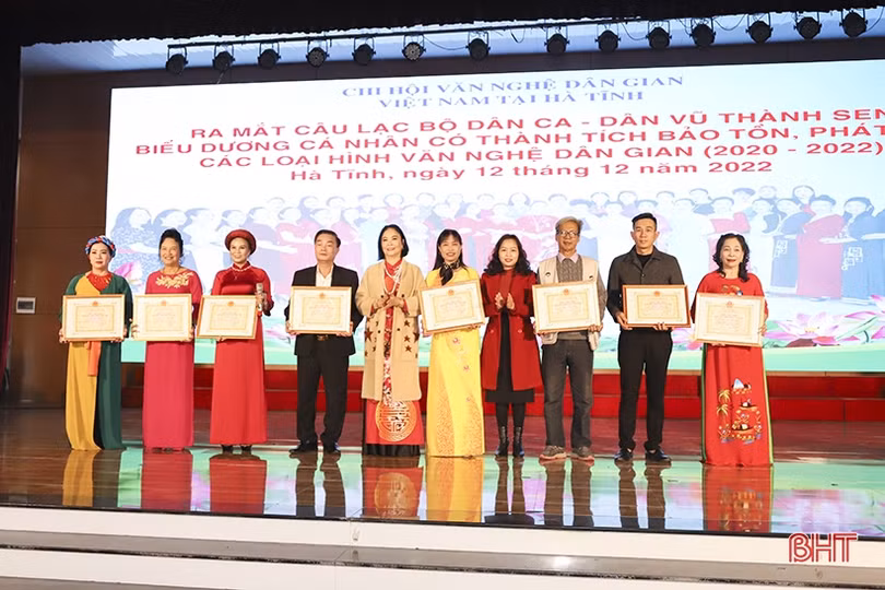 Ra mắt CLB Dân ca - dân vũ Thành Sen và biểu dương các nghệ nhân dân gian