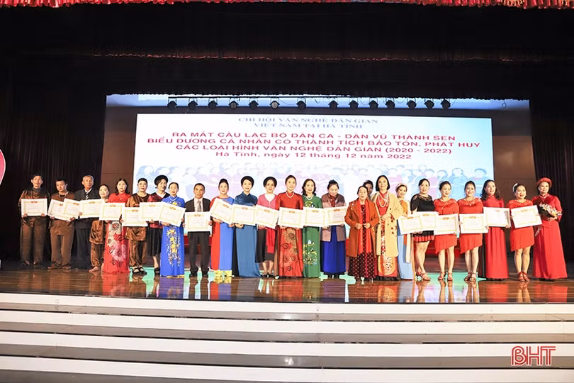 Ra mắt CLB Dân ca - dân vũ Thành Sen và biểu dương các nghệ nhân dân gian