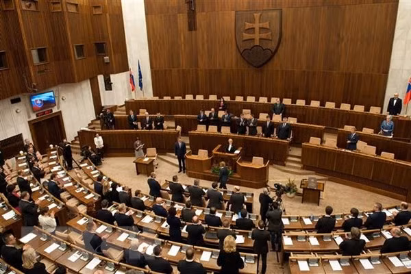 Tổng thống Slovakia giải tán chính phủ, kêu gọi bầu cử sớm