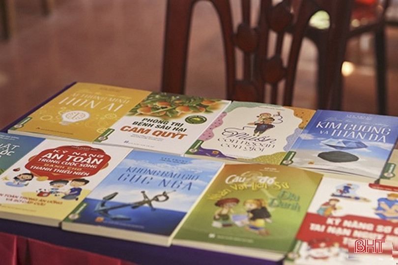 Trao tặng trên 3.100 đầu sách cho 8 xã miền núi Hương Khê