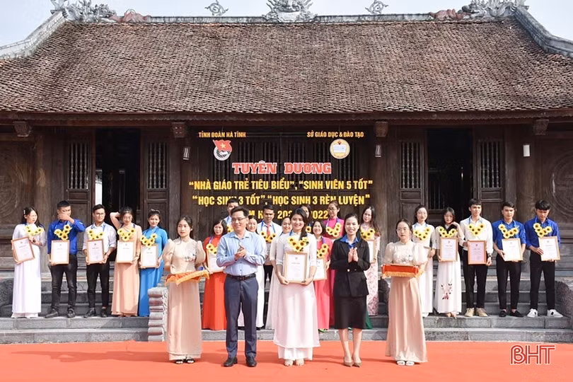 Nữ sinh trường y Hà Tĩnh ham học, say mê tình nguyện