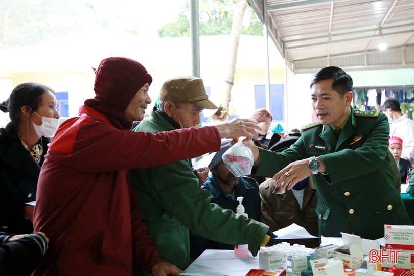 Khám bệnh, cấp thuốc miễn phí cho gần 1.000 lượt người dân biên giới Hà Tĩnh