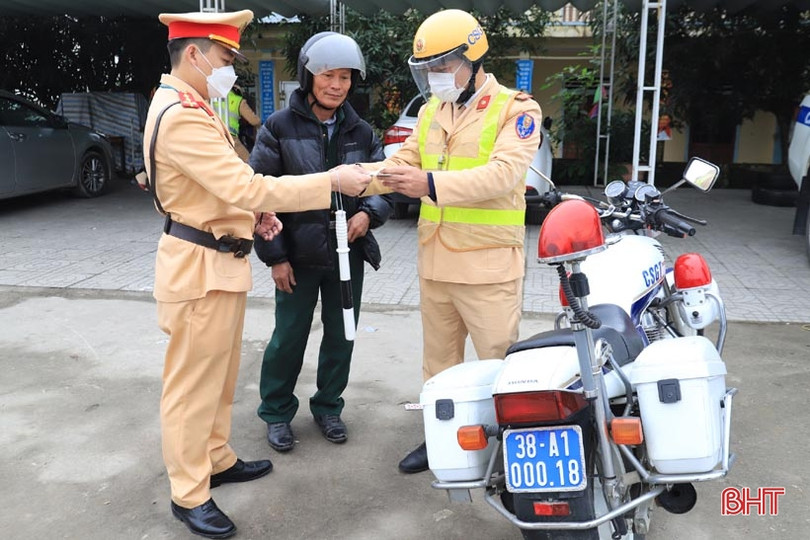 Lập chốt, tuần tra lưu động kiểm tra nồng độ cồn tại Hương Sơn