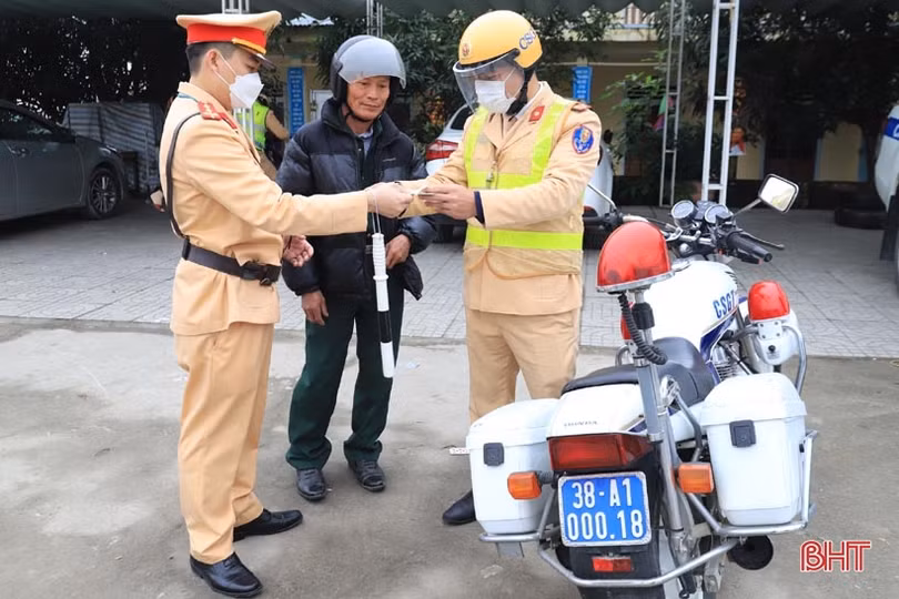 Lập chốt, tuần tra lưu động kiểm tra nồng độ cồn tại Hương Sơn