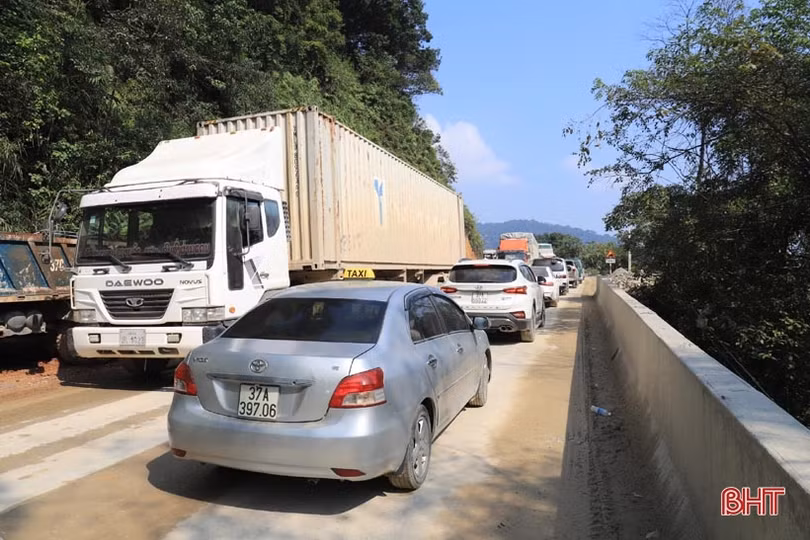 Chủ động phương án hạn chế sạt lở đường lên cửa khẩu Cầu Treo