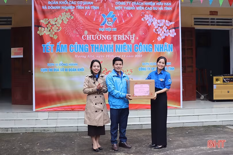 Tết ấm cùng thanh niên công nhân cao su Hà Tĩnh