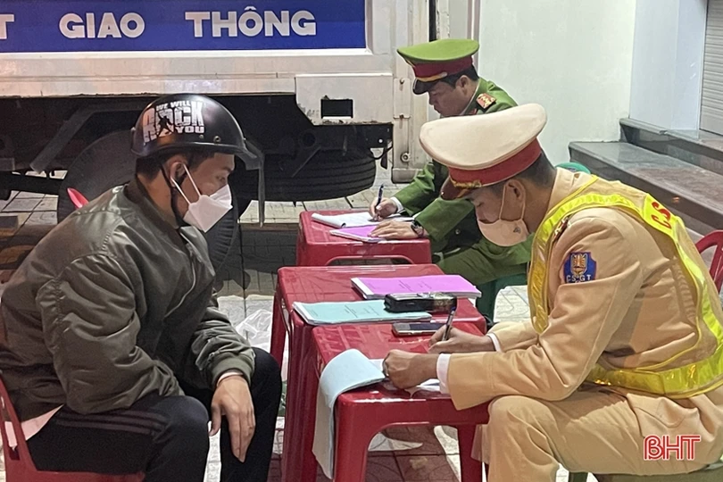 Lập chốt, tuần tra lưu động kiểm tra nồng độ cồn trong đêm tại TP Hà Tĩnh