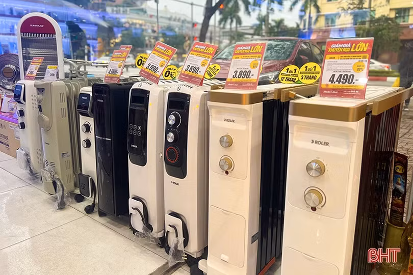 Hà Tĩnh chuyển rét đậm, người dân đổ xô đi mua đồ giữ ấm