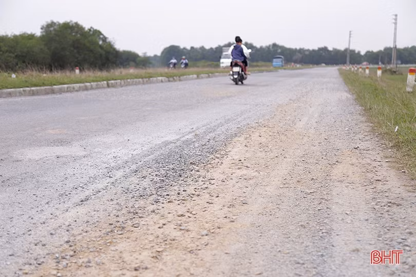 Quốc lộ 15B qua Cẩm Xuyên xuống cấp nghiêm trọng, nguy cơ xảy ra tai nạn