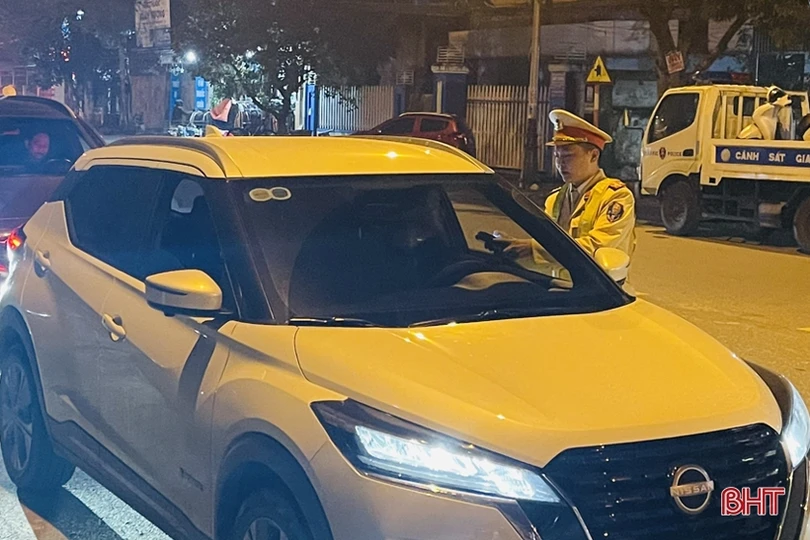 Lập chốt, tuần tra lưu động kiểm tra nồng độ cồn trong đêm tại TP Hà Tĩnh