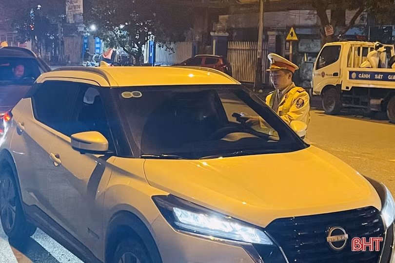 Lập chốt, tuần tra lưu động kiểm tra nồng độ cồn trong đêm tại TP Hà Tĩnh