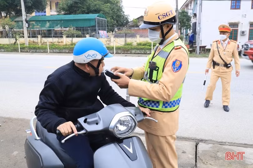 Lập chốt, tuần tra lưu động kiểm tra nồng độ cồn tại Hương Sơn