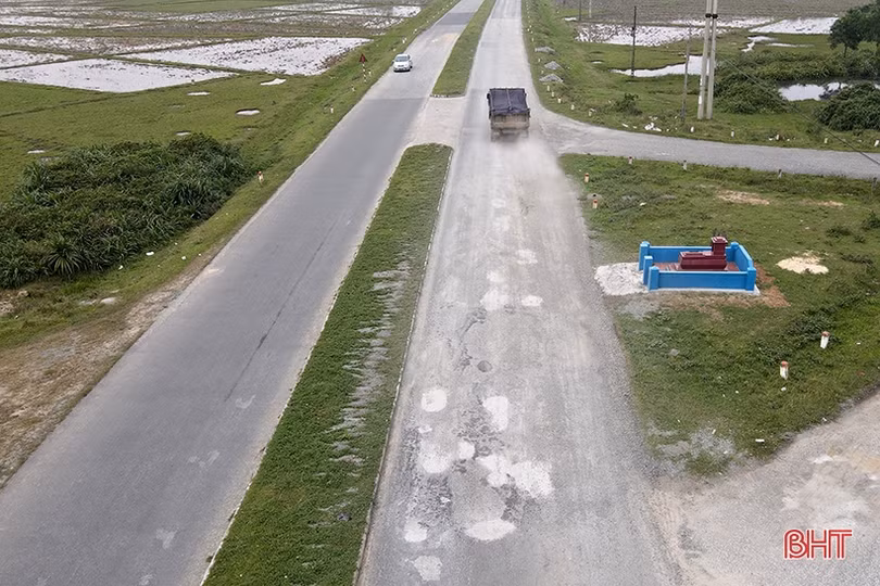 Quốc lộ 15B qua Cẩm Xuyên xuống cấp nghiêm trọng, nguy cơ xảy ra tai nạn