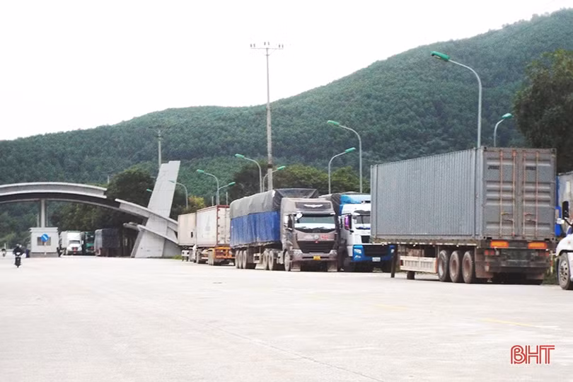 Xe tải “tiện đâu đậu đấy” ở cổng B Khu kinh tế Cầu Treo