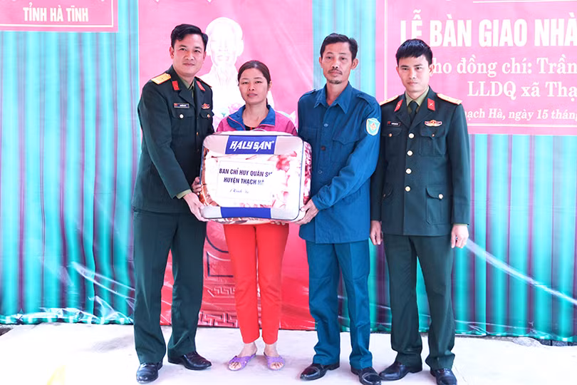 Bàn giao nhà tình nghĩa cho chiến sĩ dân quân cơ động ở Hà Tĩnh