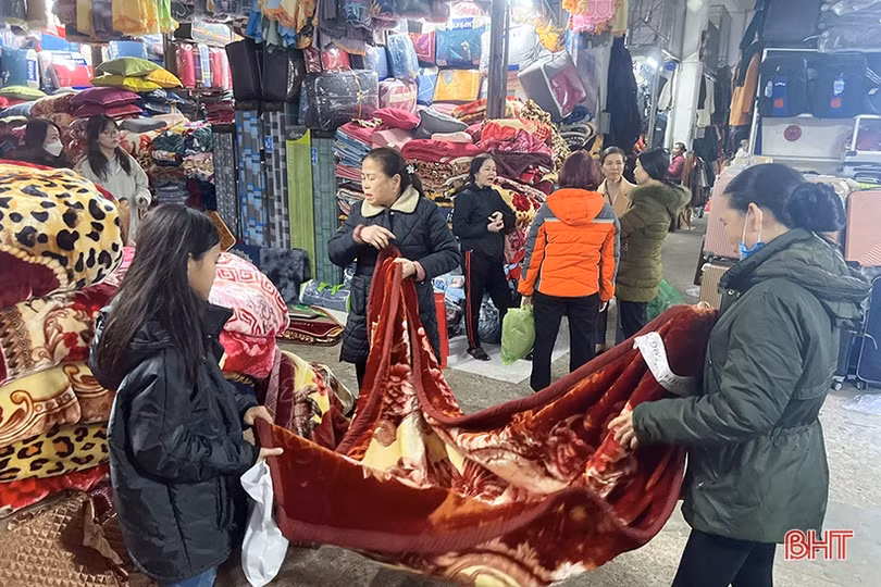Hà Tĩnh chuyển rét đậm, người dân đổ xô đi mua đồ giữ ấm