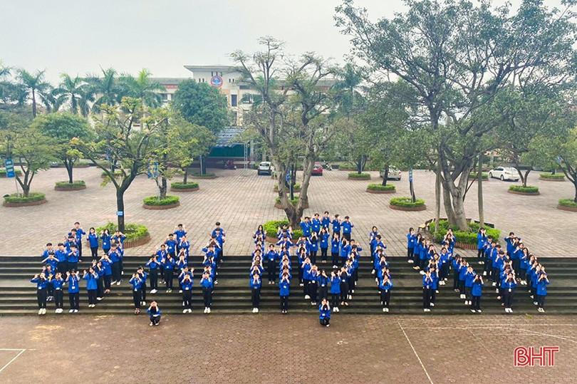 ĐVTN Hà Tĩnh đồng diễn dân vũ chào mừng Đại hội Đoàn toàn quốc