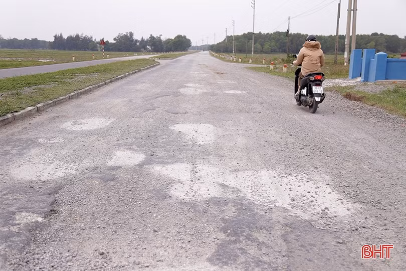 Quốc lộ 15B qua Cẩm Xuyên xuống cấp nghiêm trọng, nguy cơ xảy ra tai nạn