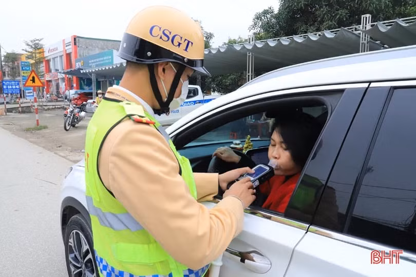 Lập chốt, tuần tra lưu động kiểm tra nồng độ cồn tại Hương Sơn