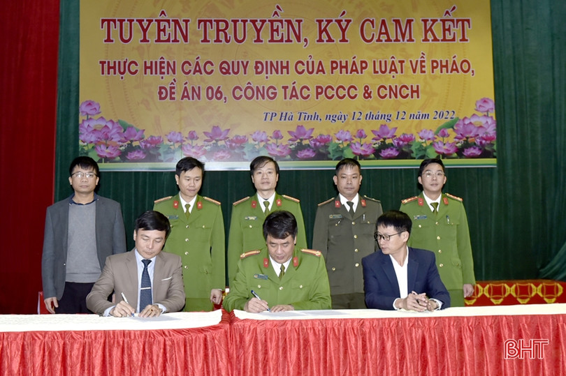 Hơn 300 học sinh cam kết thực hiện nghiêm quy định của pháp luật về pháo