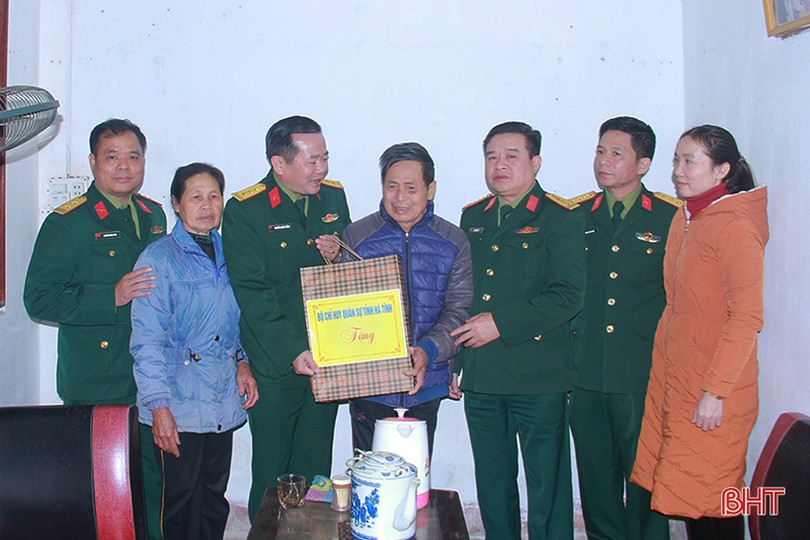 Chỉ huy trưởng Bộ CHQS tỉnh tặng quà gia đình chính sách ở Nghi Xuân