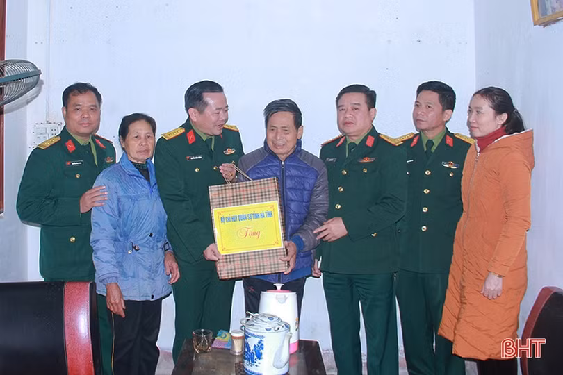 Chỉ huy trưởng Bộ CHQS tỉnh tặng quà gia đình chính sách ở Nghi Xuân