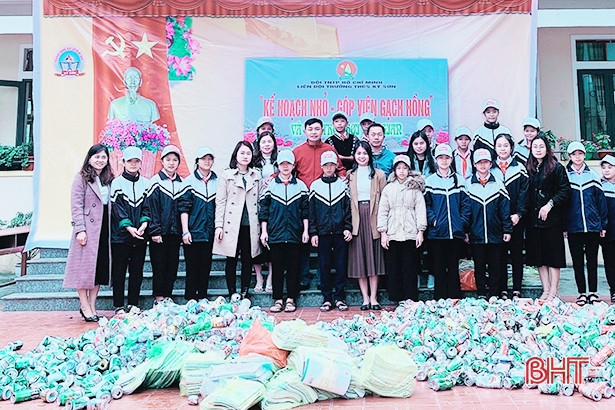 Thiếu nhi Hà Tĩnh chào mừng Đại hội Đoàn toàn quốc lần thứ XII